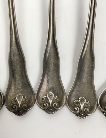 null Eight silver spoons and eight forks with acanthus leaves and initials. Minerva...