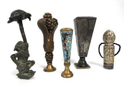 null Ensemble de CINQ CACHETS (bronze, bronze cloisonné, métal argenté) On joint...