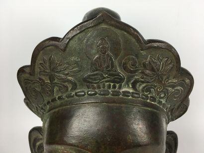  ASIE DU SUD-EST Tête de divinité bouddhiste coiffée d'une tiare décorée du bouddha...