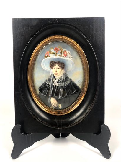 null Aimée THIBAULT (1780-1868) Dame de qualité à la capeline bleue Grande miniature...