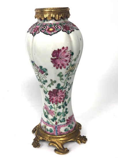 null CHINE Vase balustre à côte melon en porcelaine blanche à décor émaillé en polychromie...
