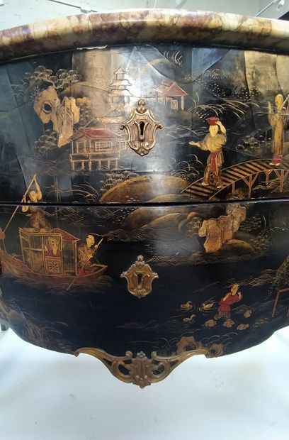 null Wooden COMMODE with Chinese lacquer decoration representing scenes of daily...
