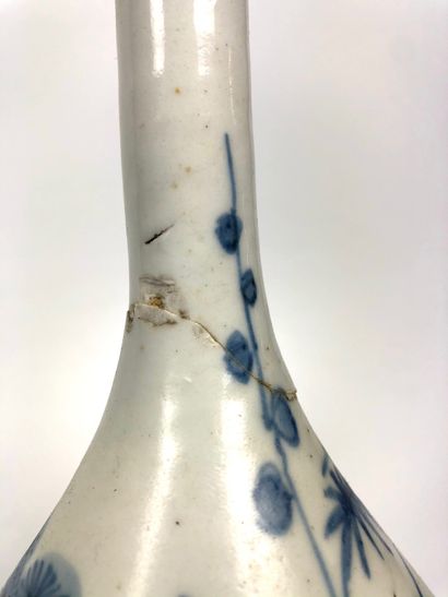 null JAPON Deux bouteilles à saké en porcelaine décorées en bleu d´un pin parasol...