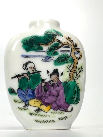 null CHINE Trois tabatières, dont deux en porcelaine Haut. 6,5 cm (manque le bouchon...