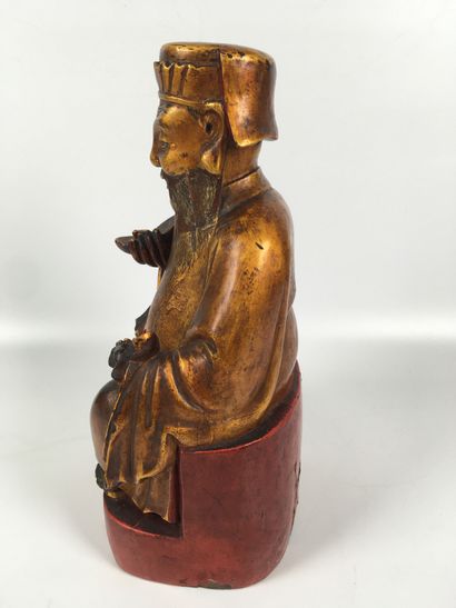  CHINE Divinité taoïste assise sur un trône en bois sculpté doré, le piétement laqué...