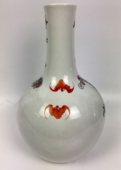 null CHINE Vase de forme Tianqiuping en porcelaine, à panse globulaire et long col...