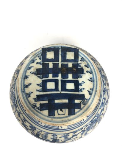 null CHINA Ginger pot in blue and white porcelain decorated with lotus flowers. Lid...