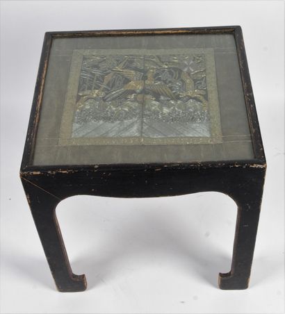 null PETITE TABLE CARRE en bois laqué noir, le plateau formé par un carré de mandarin,...