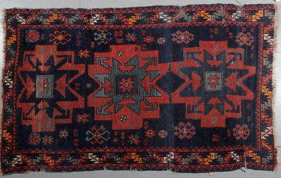 null TAPIS KAZAK (Caucase) A décor de trois caissons géométrique rouge sur champ...