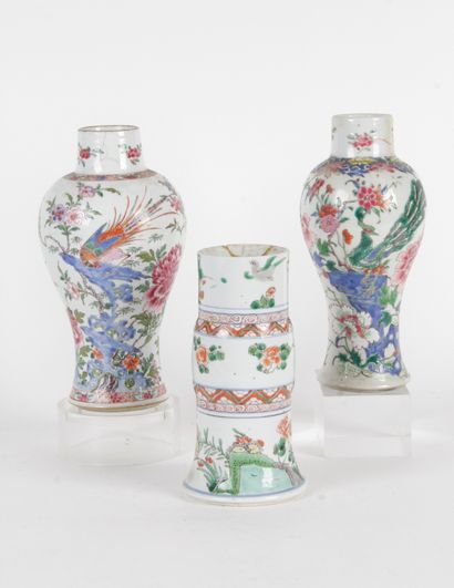 null LOT DE TROIS VASES EN PORCELAINE, deux de forme balustre à col droit, les parois...