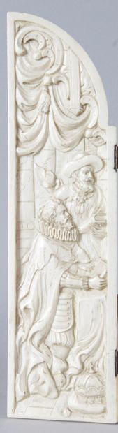 null GRAND TRIPTYQUE en ivoire sculpté en bas-relief à décor de personnages en costume...
