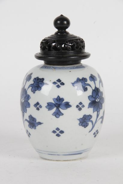 null PETIT POT à panse arrondie et petit col droit, en porcelaine bleu-blanc à décor...