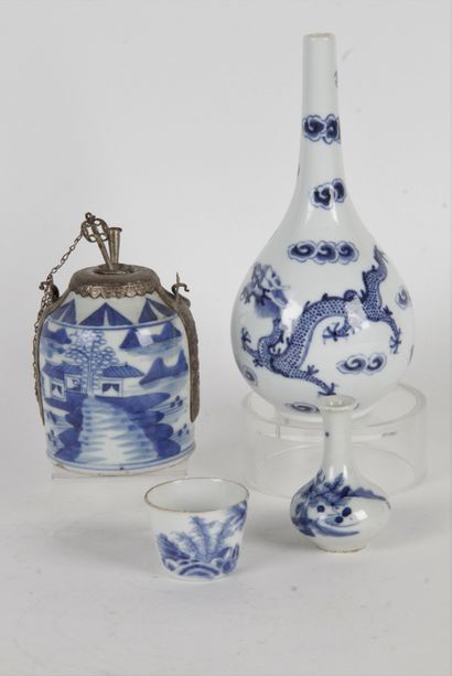 null LOT DE QUATRE PORCELAINES BLEU-BLANC, dont trois dites « bleu de Hue », comprenant...