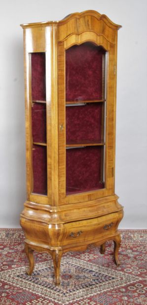 null PETIT MEUBLE VITRINE de style hollandais en placage de bois clair et de filet,...