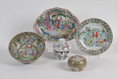 null Lot de cinq porcelaines comprenant un bol couvert à décor de personnages dans...