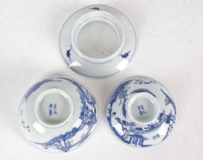 null LOT DE DEUX PORCELAINES BLEU-BLANC comprenant un bol avec son couvercle et son...