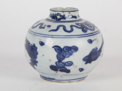 null PETIT POT GLOBULAIRE en porcelaine bleu-blanc à décor de poissons et têtes de...