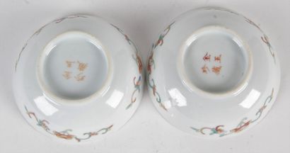 null PAIRE DE PETITES COUPELLES en porcelaine et émaux de la famille rose sur fond...