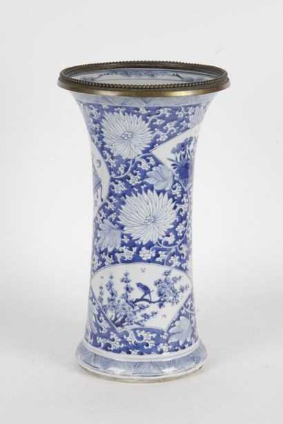 null VASE CORNET en porcelaine bleu-blanc à décor d’objets mobiliers, fleurs et oiseaux,...