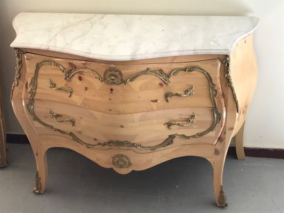 null COMMODE

galbée de style Louis XV 

en pin vernis, dessus de marbre blanc et...