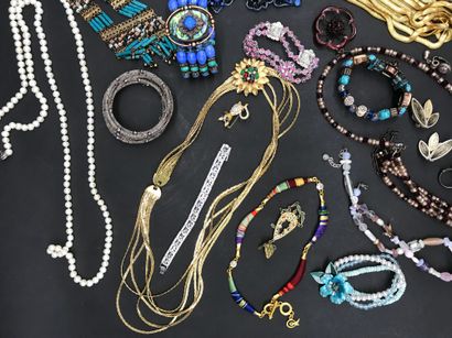 null Lot de bijoux fantaisie

comprenant bracelets, colliers, boucles d'oreille,...