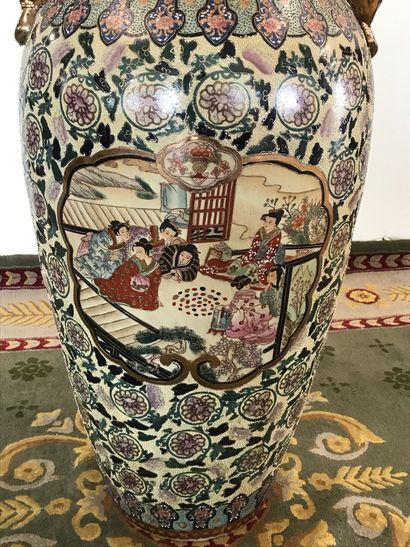 null CHINE

Grand vase en porcelaine émaillée à décor de fleurs et personnages. 

TBE

H....