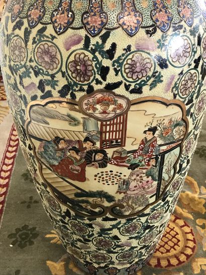 null CHINE

Grand vase en porcelaine émaillée à décor de fleurs et personnages. 

TBE

H....