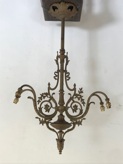 null SUSPENSION 

en bronze doré à décor de rinceaux et rubans. 

H. 100cm

Manque...