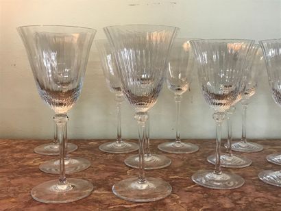  CRISTAL DE SEVRES 
Service de verres en cristal à corolle 
7 verres à vin rouge...