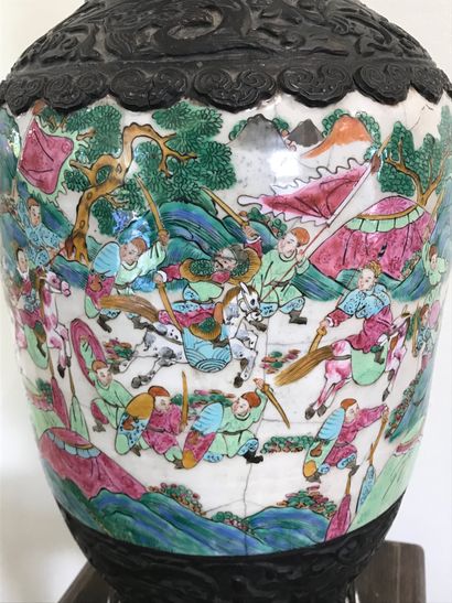 null CHINE

Grand vase en porcelaine de Nankin à décor de personnages. 

Quelques...