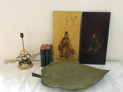null Lot of five LAMP LEGS

in bronze, brass and copper.

A metal leaf-shaped display...