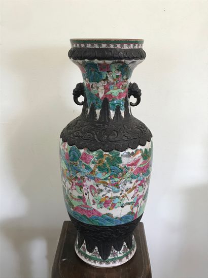 CHINE 
Grand vase en porcelaine de Nankin...