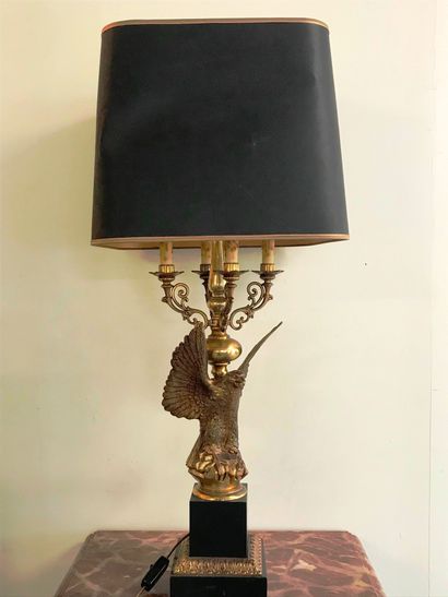 LAMPE de salon 
de style Empire à décor d'un...