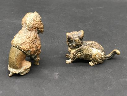null Paire de sujets en bronze 

à patine brune

Chien et chat

H. 9 et 7 cm