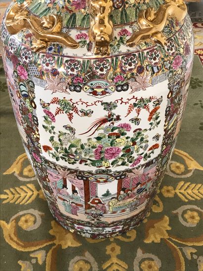 null CHINE

Grand vase en porcelaine de Canton à décor de personnages, fleurs et...