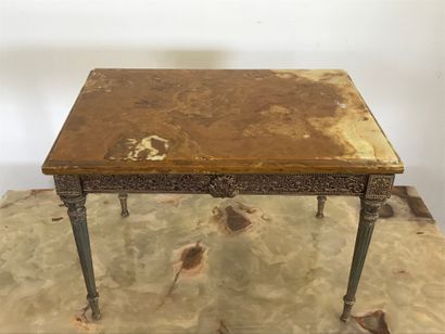 null Une TABLES BASSES de style XV 

Piètement en bronze doré 

Plateau en onyx

H.45...