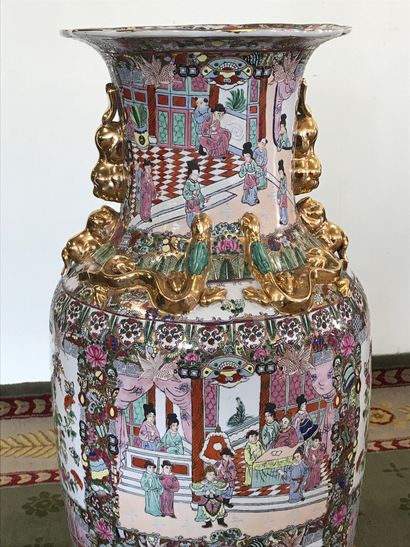 null CHINE

Grand vase en porcelaine de Canton à décor de personnages, fleurs et...