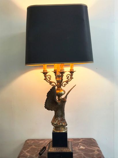 LAMPE de salon 
de style Empire à décor d'un aigle en bronze doré sur socle en marbre...