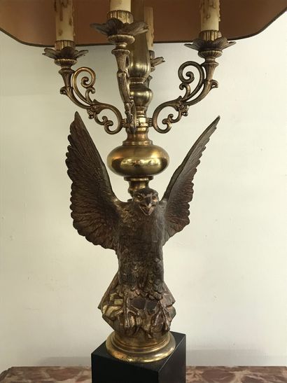  LAMPE de salon 
de style Empire à décor d'un aigle en bronze doré sur socle en marbre...