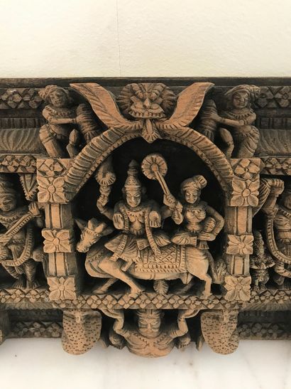 null HAUT RELIEF en bois sculpté 

INDE

Représente des personnages et divinités...