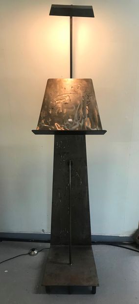 LUTRIN D'EGLISE 
en métal ciselé 
H.170 cm
