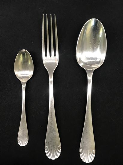 null CHRISTOFLE

Part of a household set with shell model

12 table forks, 11 soup...