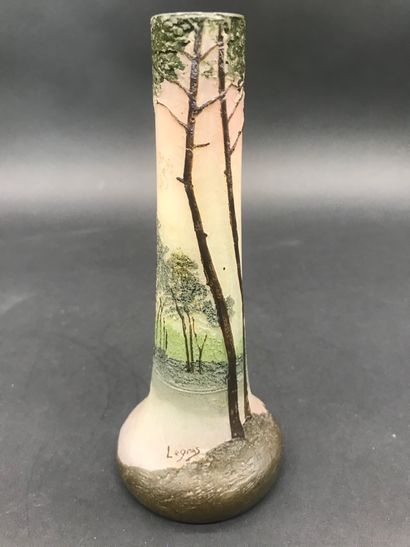 null LEGRAS 

Vase soliflore à décor d'arbres

Signé

TBE 

H. 16 cm



On y joint...