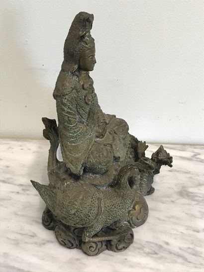  INDE 
Divinité en bronze entourée d'un oiseau et d'un dragon. 
H. 26 cm