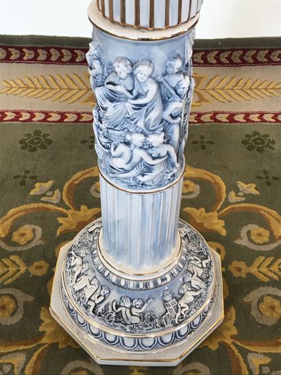 null CAPPODIMONTE

Vase balustre sur colonne en porcelaine émaillée et dorée à décor...
