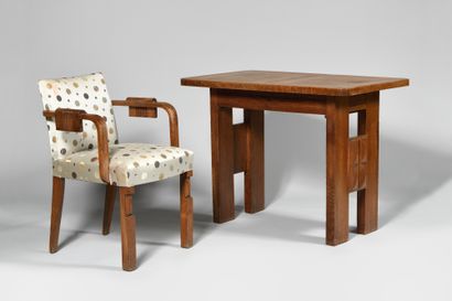 null CHARLES DUDOUYT (1885-1946) Petite table en chêne à plateau rectangulaire, piètement...