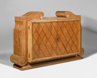 null JEAN-CHARLES MOREUX (1889-1956), Attribué à Grand buffet en chêne cérusé ouvrant...