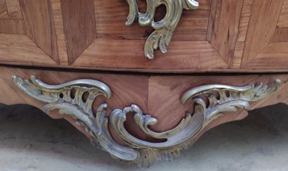 null A tomb-like chest of drawers in veneer and marquetry opening in front of four...