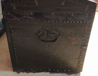 null LARGE TRAVELLING BOX with curved lid in wood and studded leather 18th century...