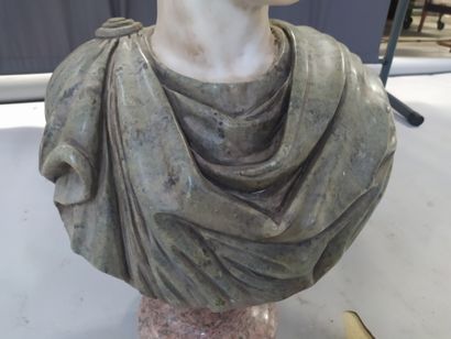 null DANS LE GOUT du XVIIe siècle Buste d'empereur romain Marbre blanc et polychrome...